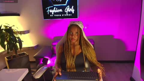 Snapshot of tifanytaylor1_ chatting on 02/03/25, 04:57 TIFF online show from 02/03/25, 04:57