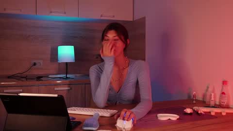 Snapshot of tiffantasy chatting on 09/28/25, 05:40 Im here on Fridays Saturdays Sundays online show from 09/28/25, 05:40