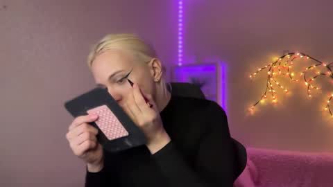 Amira online show from 10/31/25, 10:27