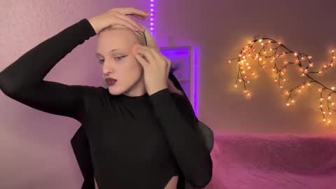 Amira online show from 11/19/25, 09:42