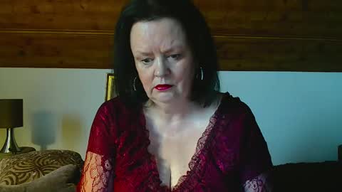 Snapshot of tiffanymature chatting on 11/18/25, 08:08 TiffanyMature online show from 11/18/25, 08:08