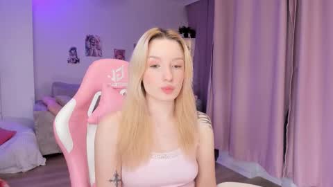 Snapshot of tiffy_fox chatting on 12/15/25, 03:00 Tiffany online show from 12/15/25, 03:00