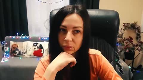 Snapshot of timeparadice chatting on 12/17/25, 08:53 Luisa online show from 12/17/25, 08:53