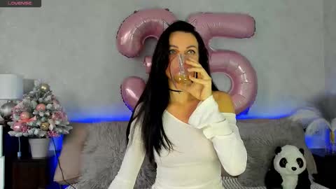 Snapshot of tina_mart chatting on 11/30/25, 11:25 Tina online show from 11/30/25, 11:25