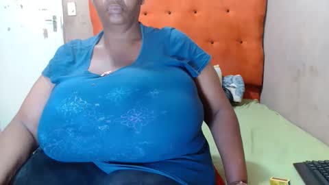 Snapshot of tinagiant chatting on 11/13/25, 07:18 tinagiant online show from 11/13/25, 07:18