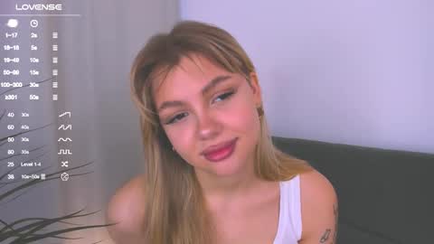 Snapshot of tinapuff chatting on 09/19/25, 04:03 Tina online show from 09/19/25, 04:03