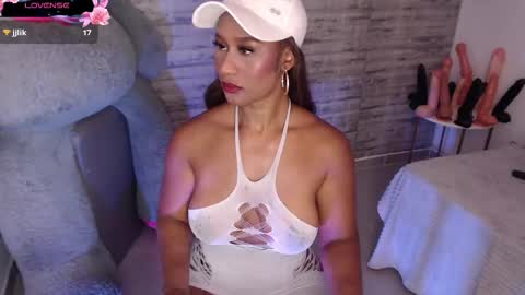 Snapshot of tinna__hottie chatting on 11/26/25, 04:19 Tinna Goddess online show from 11/26/25, 04:19