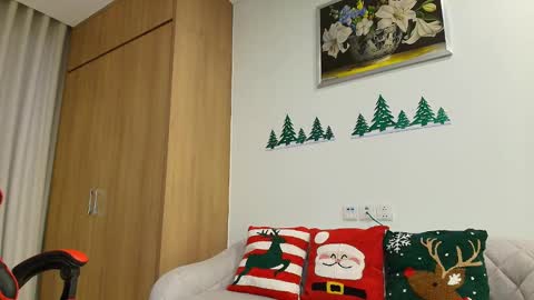 Snapshot of tiny_cute chatting on 12/21/24, 11:45 Lia online show from 12/21/24, 11:45