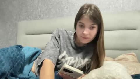 Snapshot of tiny_felicity chatting on 11/17/25, 04:29 Gloria online show from 11/17/25, 04:29