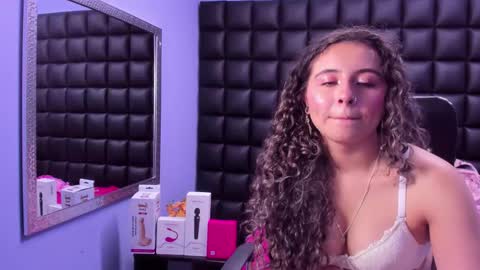 Snapshot of tiny_love_ chatting on 10/24/25, 03:47 tiny online show from 10/24/25, 03:47