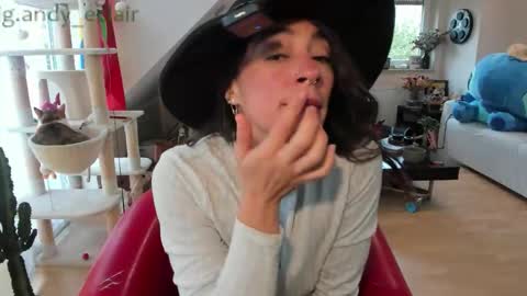 Snapshot of tiny_williams chatting on 09/27/25, 06:51 Tiny online show from 09/27/25, 06:51