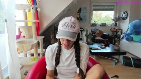 Snapshot of tiny_williams chatting on 10/05/25, 09:18 Tiny online show from 10/05/25, 09:18