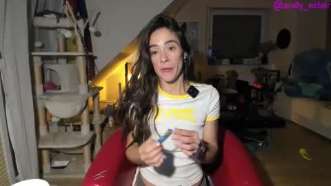 Tiny online show from 10/08/25, 04:32