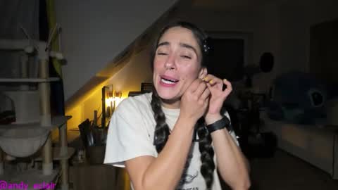 Snapshot of tiny_williams chatting on 10/15/25, 04:45 Tiny online show from 10/15/25, 04:45