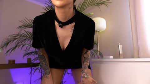 Snapshot of tinydoll_xo chatting on 04/06/26, 02:40 Anissa online show from 04/06/26, 02:40