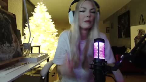 stage Kylie Sinner  brand CLITBAIT online show from 01/14/25, 09:41