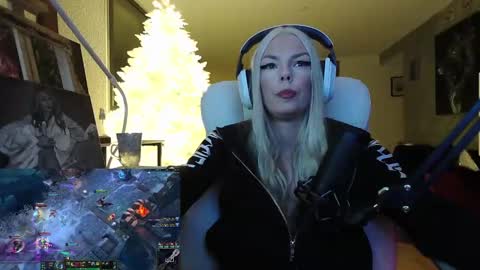 stage Kylie Sinner  brand CLITBAIT online show from 01/19/25, 01:21