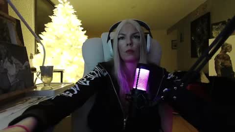 stage Kylie Sinner  brand CLITBAIT online show from 01/19/25, 04:22