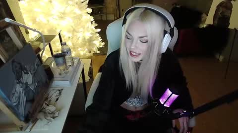 stage Kylie Sinner  brand CLITBAIT online show from 01/23/25, 02:23