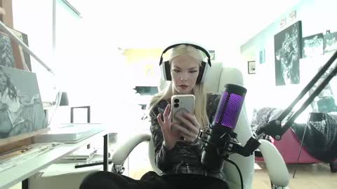 stage Kylie Sinner  brand CLITBAIT online show from 01/24/25, 07:28