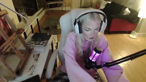stage Kylie Sinner  brand CLITBAIT online show from 01/28/25, 12:05