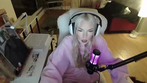 stage Kylie Sinner  brand CLITBAIT online show from 01/28/25, 03:15