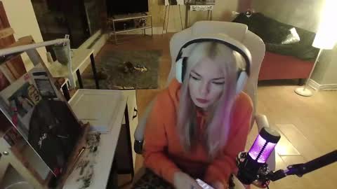 stage Kylie Sinner  brand CLITBAIT online show from 01/31/25, 03:30
