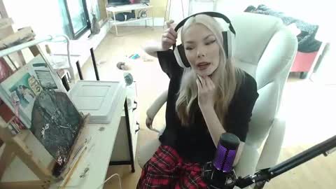 stage Kylie Sinner  brand CLITBAIT online show from 02/02/25, 07:46