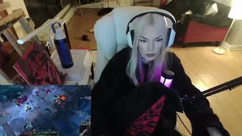 stage Kylie Sinner  brand CLITBAIT online show from 02/03/25, 01:52