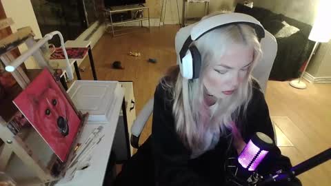 stage Kylie Sinner  brand CLITBAIT online show from 02/04/25, 07:51
