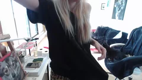 stage Kylie Sinner  brand CLITBAIT online show from 02/08/25, 06:12