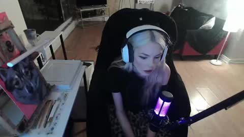 stage Kylie Sinner  brand CLITBAIT online show from 02/09/25, 03:22