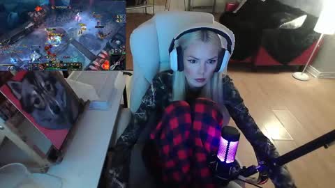 stage Kylie Sinner  brand CLITBAIT online show from 02/09/25, 10:00