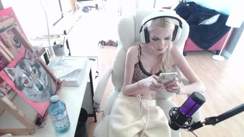 stage Kylie Sinner  brand CLITBAIT online show from 02/10/25, 02:48