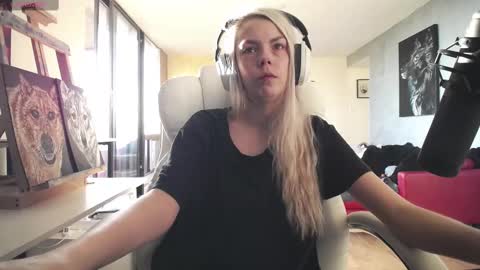 stage Kylie Sinner  brand CLITBAIT online show from 09/12/25, 09:48