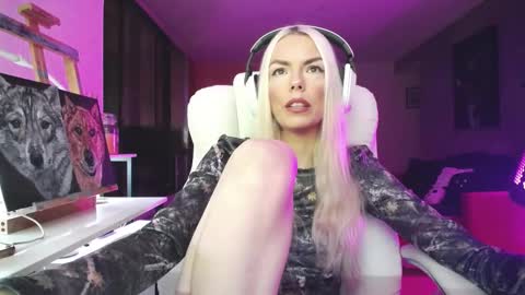 stage Kylie Sinner  brand CLITBAIT online show from 10/18/25, 07:31