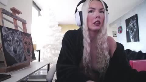 stage Kylie Sinner  brand CLITBAIT online show from 11/16/25, 12:22