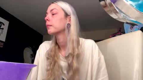 stage Kylie Sinner  brand CLITBAIT online show from 11/23/25, 09:58