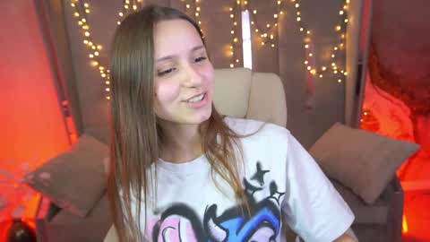 Snapshot of tinynataliee chatting on 04/28/26, 12:43 tinynataliee online show from 04/28/26, 12:43