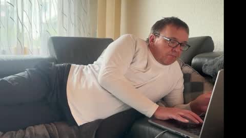 Snapshot of tom6644 chatting on 05/15/26, 04:58 Tom online show from 05/15/26, 04:58