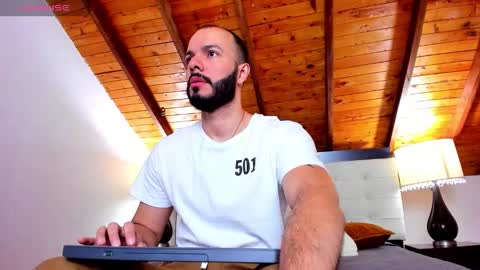 Snapshot of tom_bailey_ chatting on 11/01/25, 01:02 online show from 11/01/25, 01:02