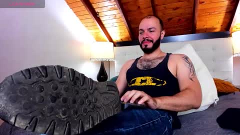 Snapshot of tom_bailey_ chatting on 11/02/25, 01:24 online show from 11/02/25, 01:24