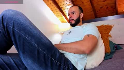 Snapshot of tom_bailey_ chatting on 11/04/25, 01:21 online show from 11/04/25, 01:21