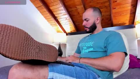 Snapshot of tom_bailey_ chatting on 11/07/25, 01:22 online show from 11/07/25, 01:22