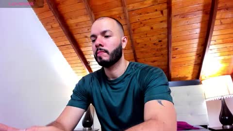 Snapshot of tom_bailey_ chatting on 11/08/25, 01:11 online show from 11/08/25, 01:11