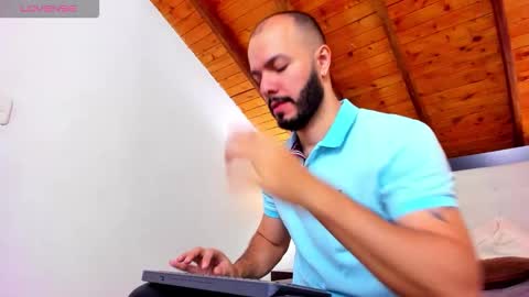 Snapshot of tom_bailey_ chatting on 11/09/25, 01:31 online show from 11/09/25, 01:31