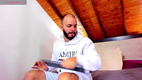 Snapshot of tom_bailey_ chatting on 11/16/25, 01:28 online show from 11/16/25, 01:28