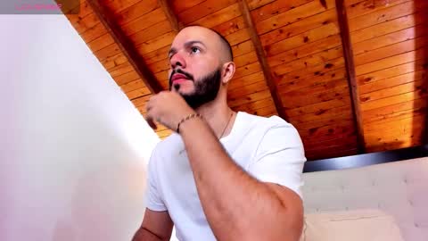 Snapshot of tom_bailey_ chatting on 11/30/25, 12:42 online show from 11/30/25, 12:42