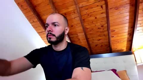 Snapshot of tom_bailey_ chatting on 12/01/25, 12:32 online show from 12/01/25, 12:32