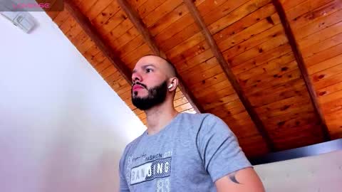 Snapshot of tom_bailey_ chatting on 12/02/25, 12:32 online show from 12/02/25, 12:32